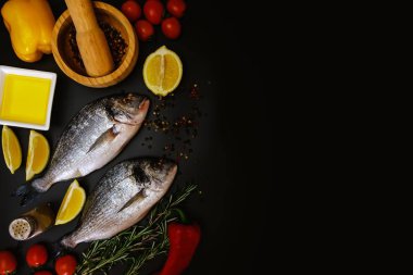 Deniz ürünleri dorado yemek, raw food siyah arka plan, çipura balık.