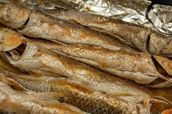 Μπαρμπούνια ψητά ψάρια μαγείρεμα και φαγητό ψητά μπαρμπούνια ψάρια μαγείρεμα γεύμα, φρέσκο. — Φωτογραφία Αρχείου