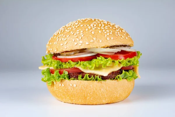 Burger na białym tle, hamburger z mięsem i serem, na białym tle chleb. — Zdjęcie stockowe