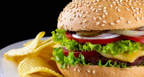 Hamburguesa sobre fondo negro y hamburguesa sandwich con queso de res, hamburguesa con queso . —  Fotos de Stock