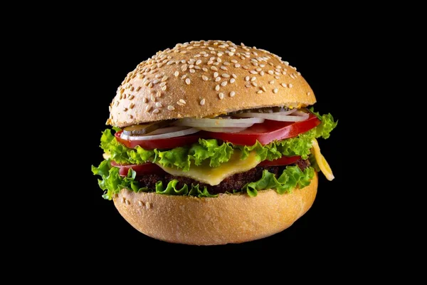 Burger mot svart bakgrund och smörgås hamburgare med nötkött ost, isolerade. — Stockfoto