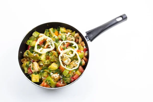 Pollo. carota e zucchine su cibo vegetale di pentola, cucina . — Foto Stock