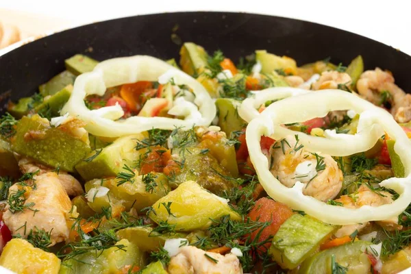 Pollo. zanahoria y calabacín en la sartén alimentos vegetales, cocina . — Foto de Stock
