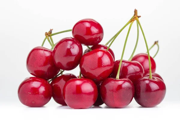 Czerwone jagody, wiśni jedzenie na białym tle na biały, soczysty. — Zdjęcie stockowe