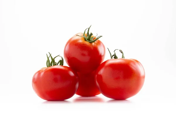 Κόκκινη ντομάτα raw ώριμα λαχανικά για τα τρόφιμα απομονωμένα σε λευκό, πράσινο. — Φωτογραφία Αρχείου