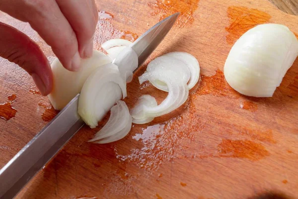 Cięcie cebuli marchwi na pokładzie z nożem, składnik. — Zdjęcie stockowe