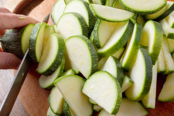 Abobrinha cortada a bordo, comida vegetal fresca, abóbora . — Fotografia de Stock