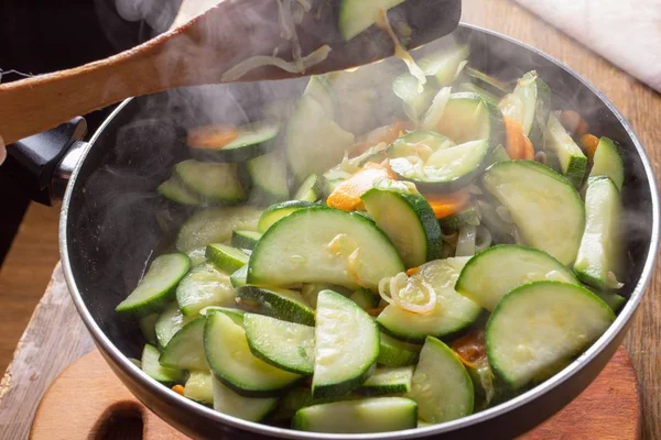 Pollo. zanahoria y calabacín en la sartén alimentos vegetales, pimentón . —  Fotos de Stock