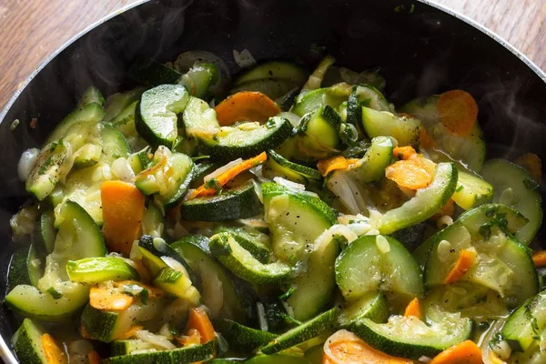 चिकन। पैन वनस्पति भोजन पर गाजर और zucchini, व्यंजन लंच . — स्टॉक फ़ोटो, इमेज