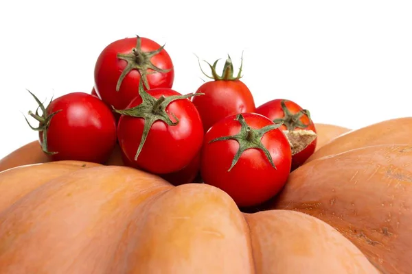 Legumbre madura cruda de tomate rojo para alimentos aislados en la naturaleza blanca y verde . — Foto de Stock