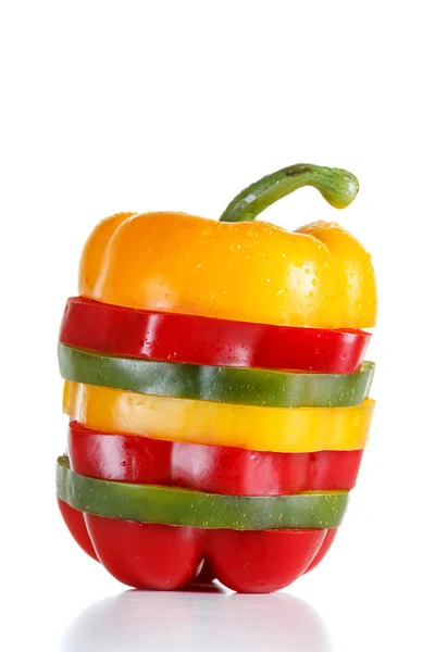 Una selección de coloridos pimientos dulces cortados en trozos para hacer un pimiento sobre fondo blanco —  Fotos de Stock