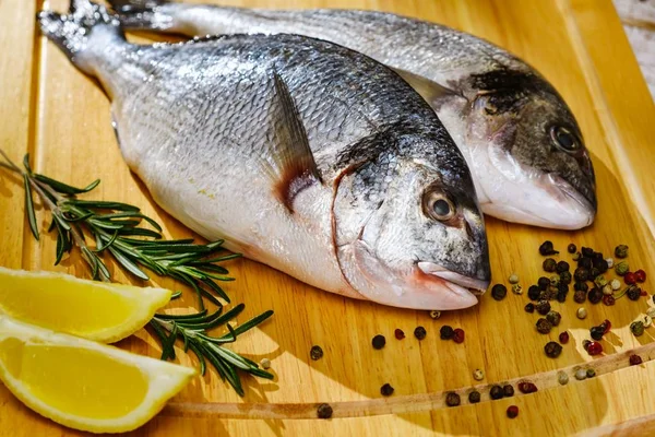 Pescado mariscos dorado, alimentos crudos, dieta de comidas . —  Fotos de Stock