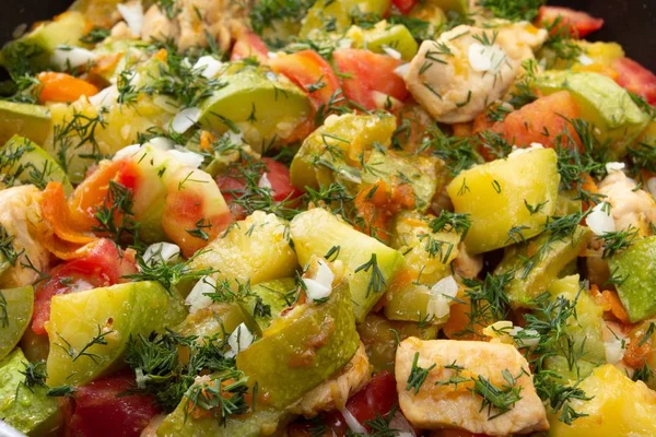 Pollo. zanahoria y calabacín en la sartén comida vegetal, plato de cocina . — Foto de Stock