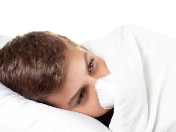 Inhalador de la enfermedad y tratamiento médico para el niño caucásico, salud . — Foto de Stock