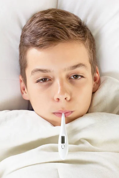 子供インフルエンザ病気、健康の患者体温を持つ少年. — ストック写真