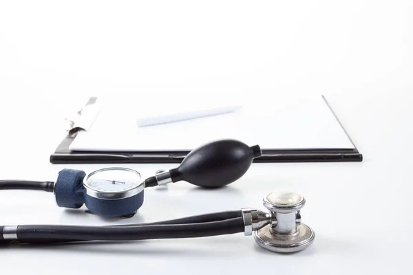 Hälso-och medicinska begrepp med stetoskop tryck, diagnostiska. — Stockfoto