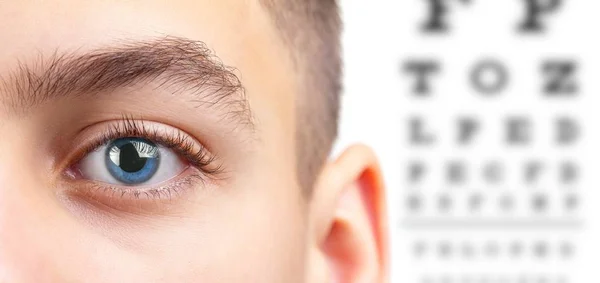 Examen oftalmológico de la vista y salud visual, vista de la medicina . — Foto de Stock