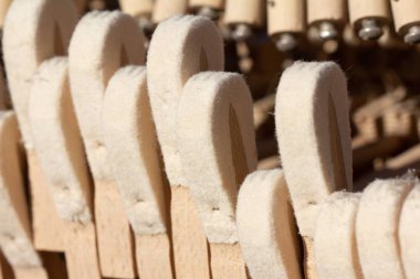 Çekiç, arka plan içinde eski müzik piyano.