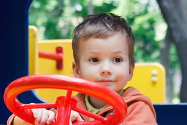 renk parkta oynayan çocuk