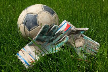 Top kaleci spor ve futbol çimenlerin üzerinde.