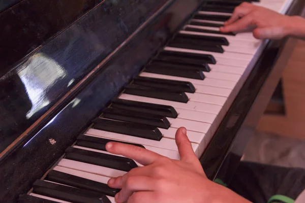 Child plays old piano with hands. — Stock Photo, Image