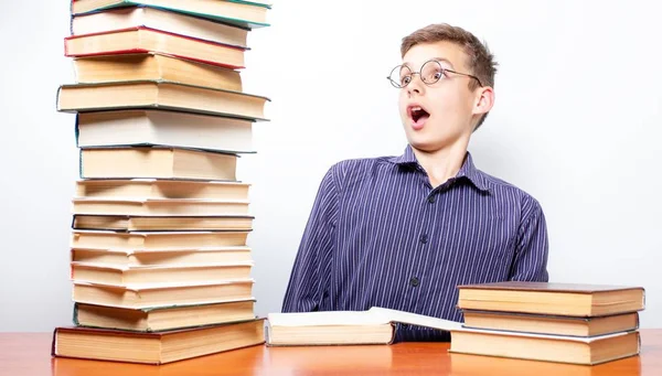 Ragazzo lettura libro, concetto di istruzione e la scuola, persona . — Foto Stock