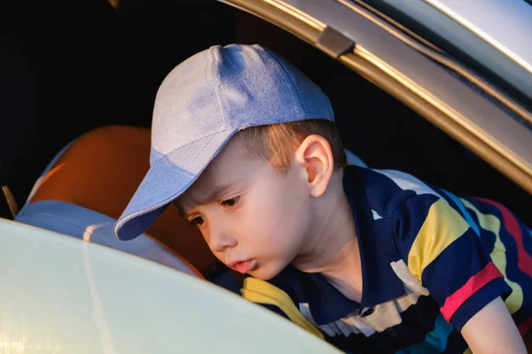 Retrato de niño lindo sentado en el coche . —  Fotos de Stock