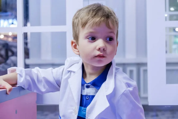 Niño o niño jugando al médico con uniforme, consultorio del médico —  Fotos de Stock