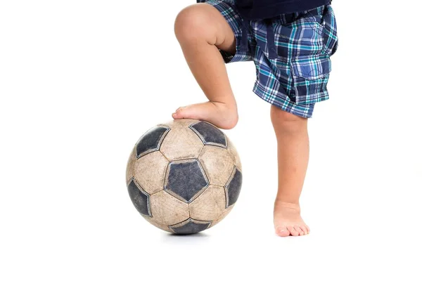 Футбольний спорт футбольний матч з м'ячем і хлопчиком, діяльність . — стокове фото