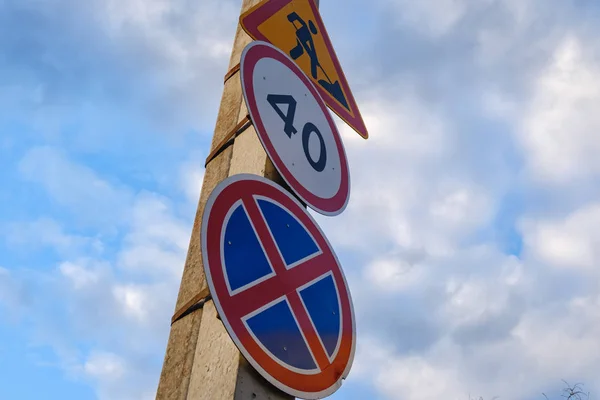 Limite de velocidade do sinal rodoviário outro na estrada — Fotografia de Stock