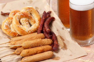 Bira cam alkol içecek gıda sosisli, bar.