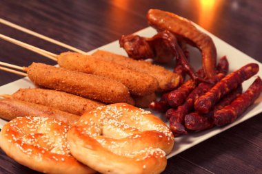 Bira cam alkol içki ile gıda sosis, simit snack.