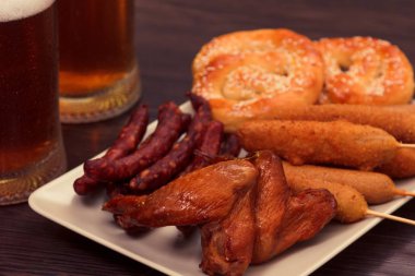 Bira cam alkol içecek gıda sosisli, pub bar.