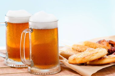 Bira cam alkol içki bira gıda sosis ile top.