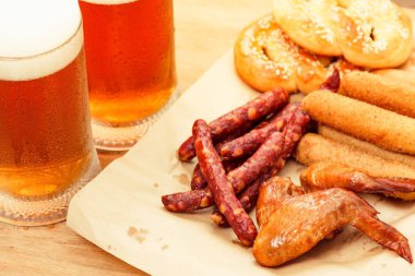 Bira cam alkol içecek gıda sosis, pub arka plan ile.