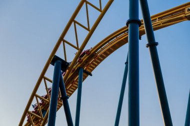 Bir altüst Roller Coaster üzerinde eğlenceli korkutucu