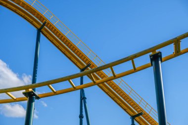 Roller coaster parça içinde kamu eğlence parkı.