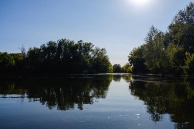 Yazın sakin bir nehirde güneşli bir gün