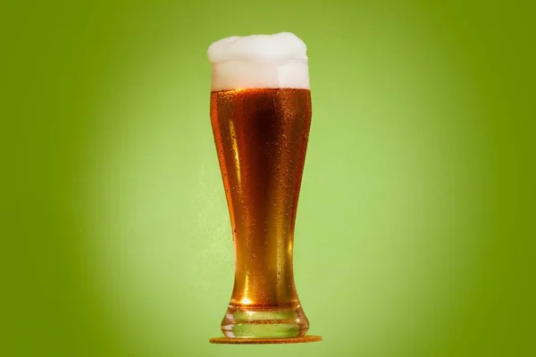 Cerveza dorada en vaso con espuma, bebida alcohólica, gota . —  Fotos de Stock