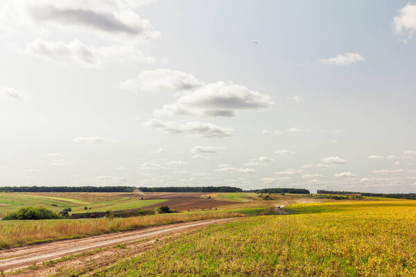 Пустой сельской дороге через поля