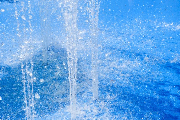 Piękny widok na fontanny w parku z zielony i niebieski odbicie w wodzie. Lato w parku z fontanny sztuczny. Czas letni. — Zdjęcie stockowe