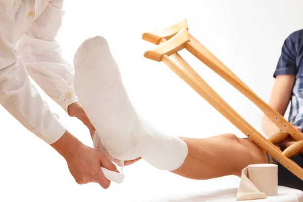 Médico roto pierna cuidado de la salud, mujer . — Foto de Stock