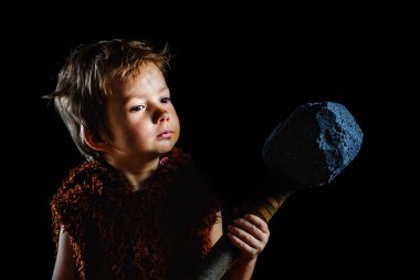 Küçük komik öfkeli savaşçı çocuk. Neanderthal ya da Cro-Magnon. Antik mağara adamı, Erkek.