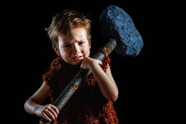 Küçük komik öfkeli savaşçı çocuk. Neanderthal ya da Cro-Magnon. Antik mağara adamı, antik.