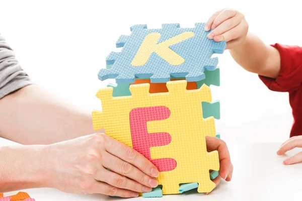 퍼즐 블록 abc 알파벳, 학교와 놀고 있는 아이. — 스톡 사진