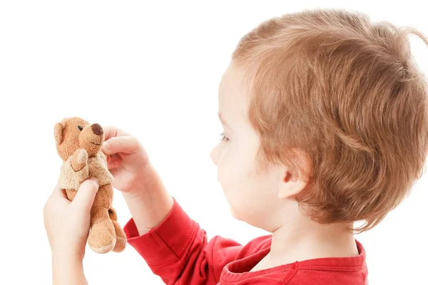 Kid spelen met teddybeer, cute. Boy Holding schattige teddybeer geïsoleerd op witte achtergrond, portret. — Stockfoto