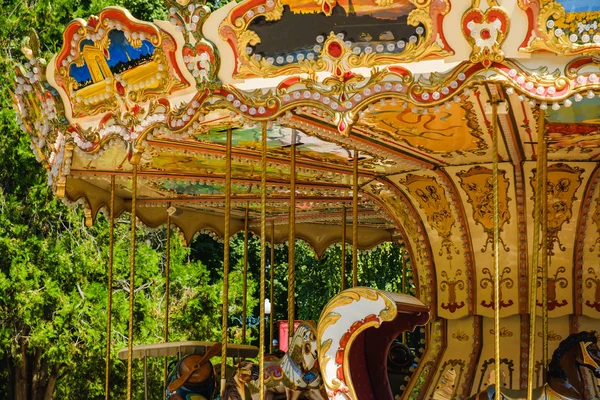 Buntes Karussell im Park — Stockfoto