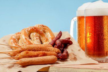 Yiyecek sosis, masa ile bira cam alkol içecek.