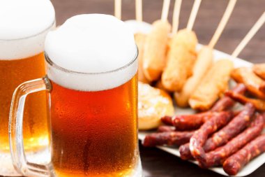 Yiyecek sosis, snack bar ile bira cam alkol içecek.