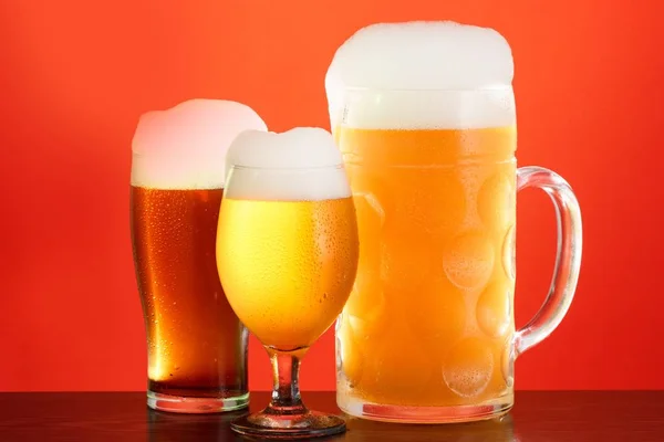 Cerveza dorada en vaso con espuma, bebida alcohólica, llena . —  Fotos de Stock